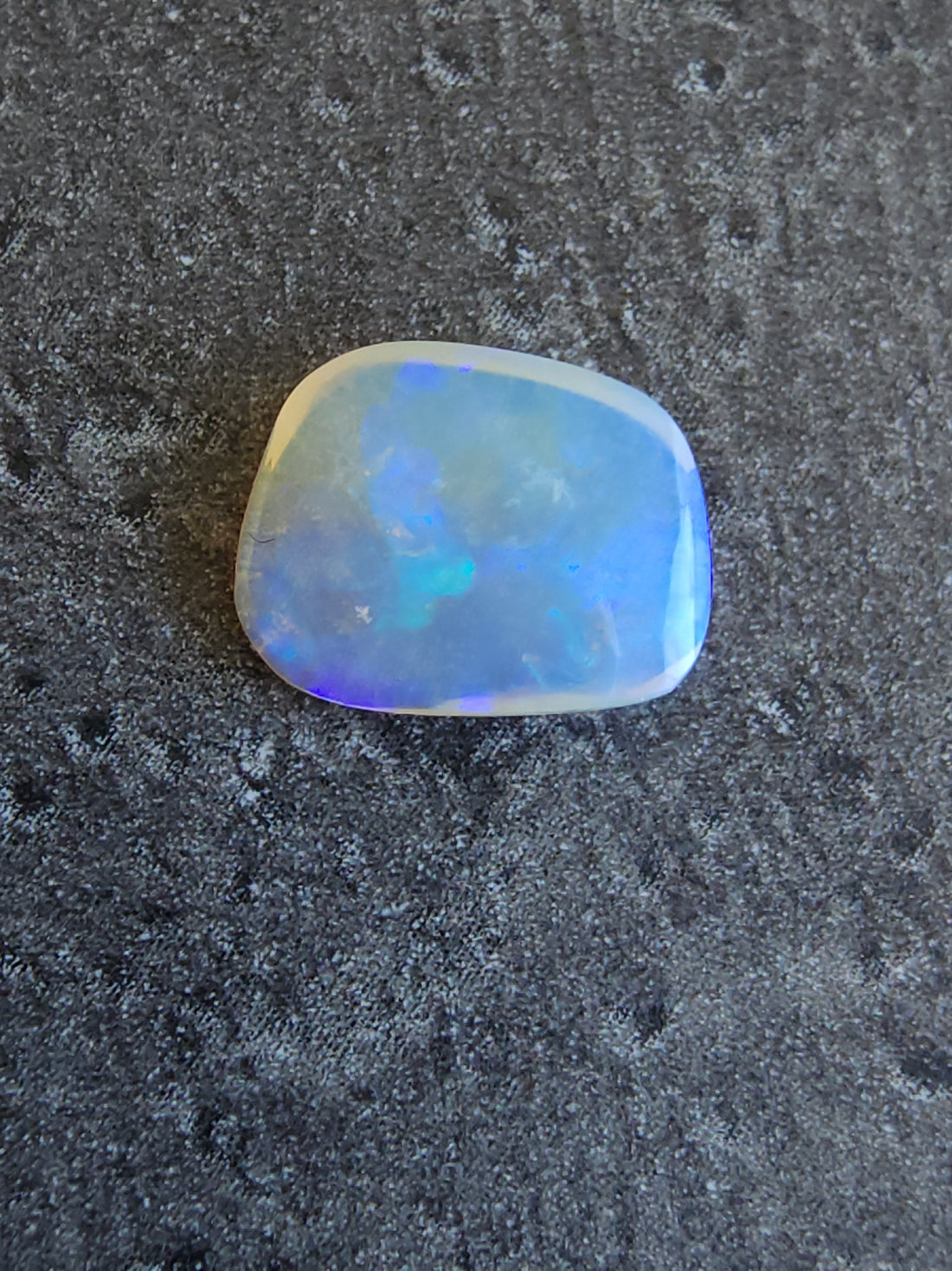 Crystal Opal: Discovering the Secret behind its Unique Play-of-Color