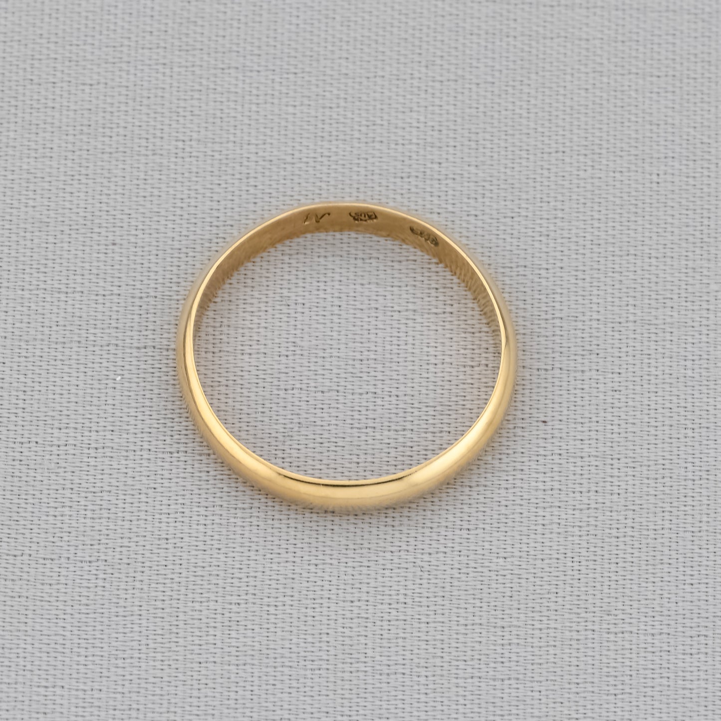 Classic wedding band gold ring 18ct