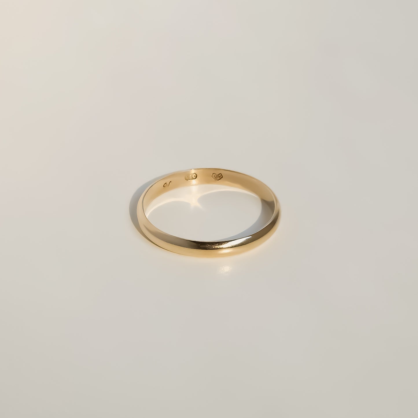 Classic wedding band gold ring 18ct