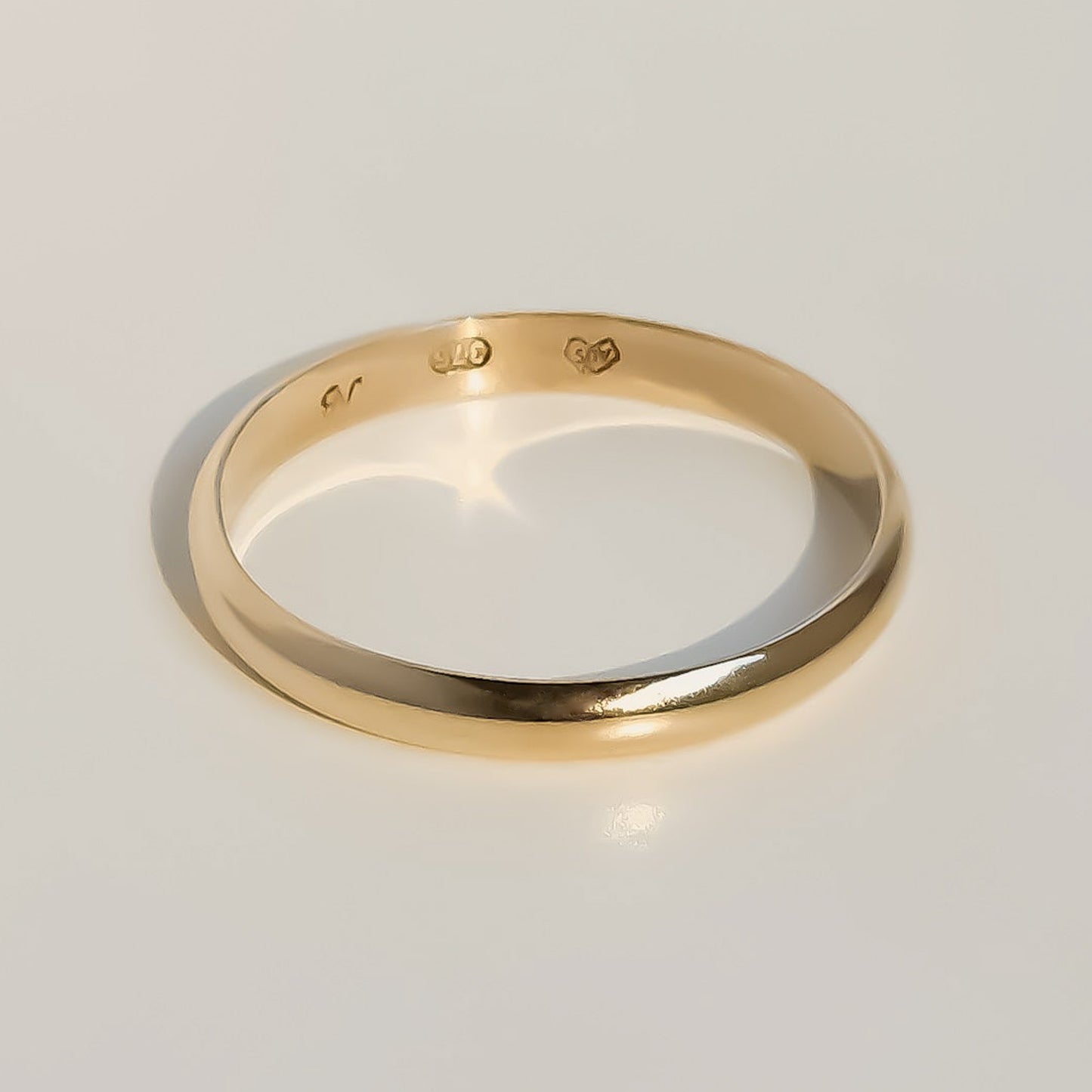 Classic wedding band gold ring 18ct