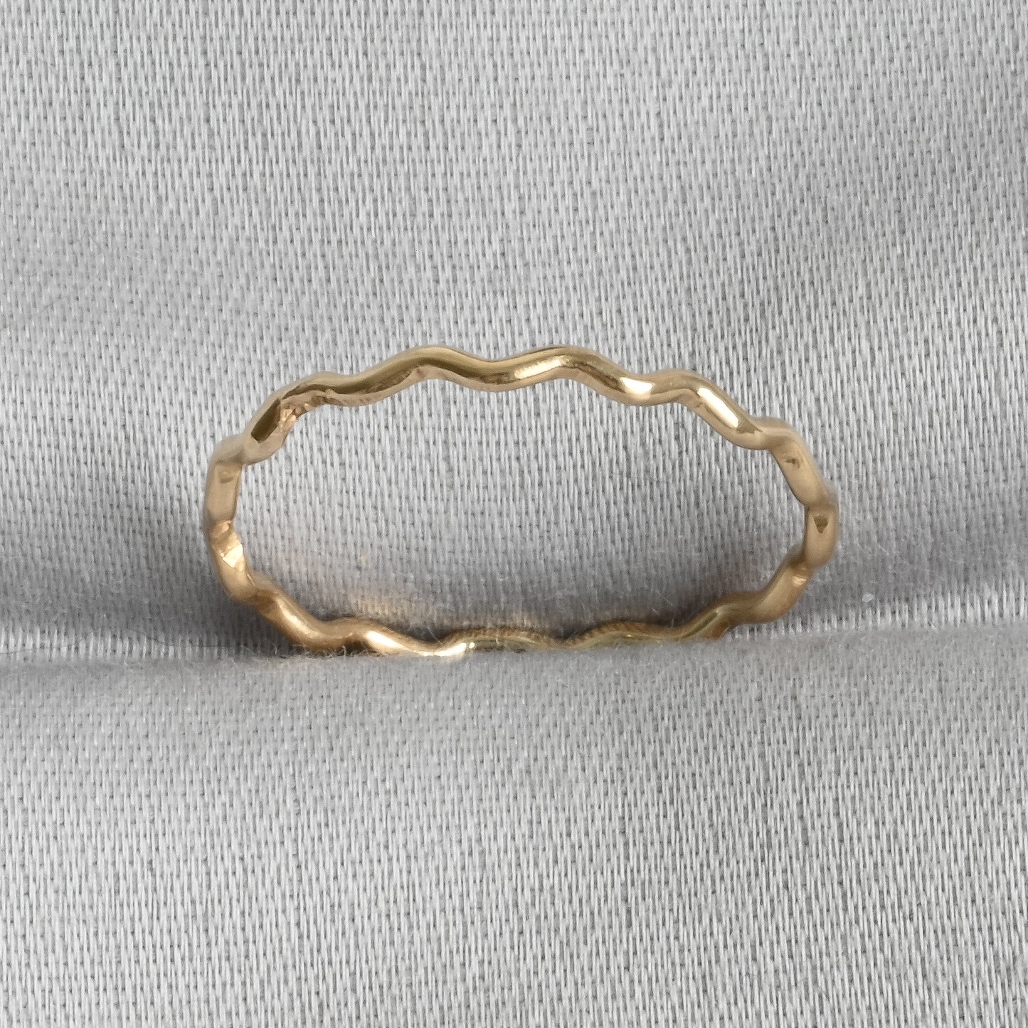 Wavy solid gold ring