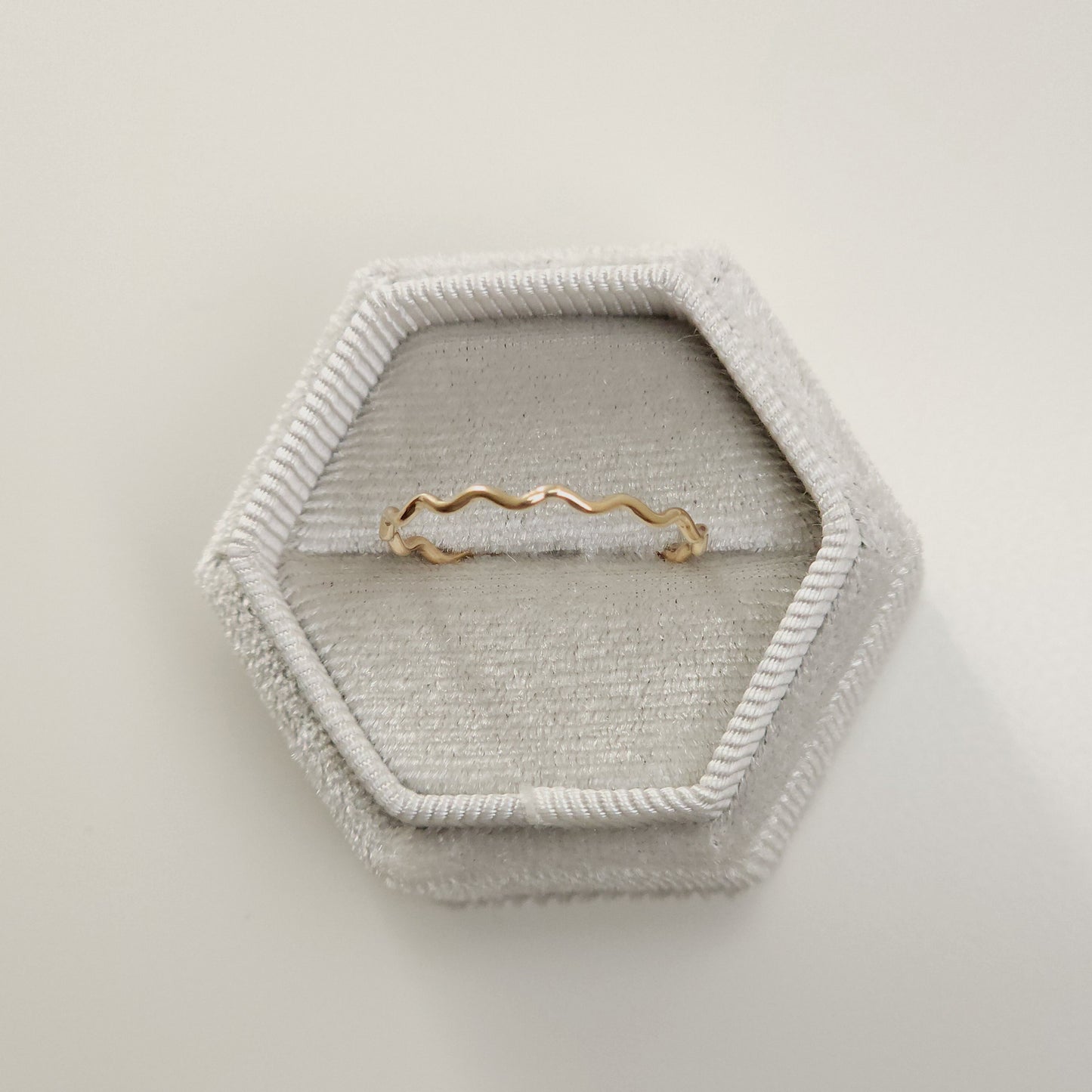 Wavy solid gold ring