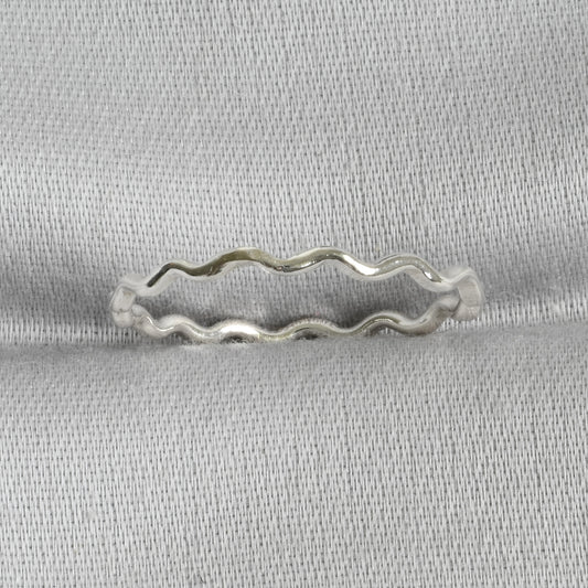 Wavy silver ring